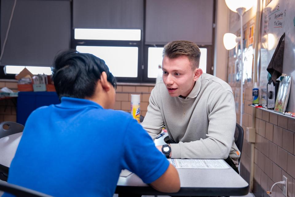 Arón Olegnowicz-Cruz assists student